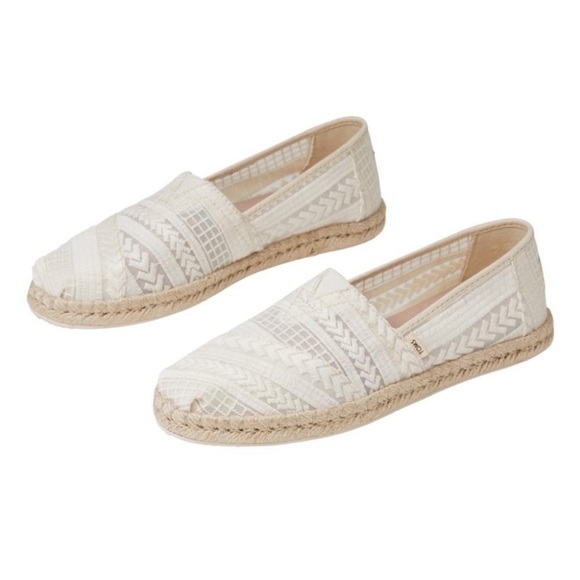 NWT Toms Ortholite Cream Natural Arrow Embroidered Mesh/Rope Slip Ons. Size 9. - Picture 1 of 7